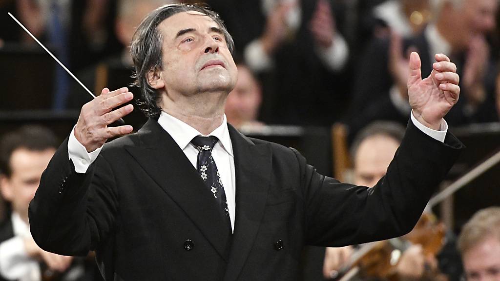 ARCHIV - Riccardo Muti, italienischer Dirigent, leitet das Neujahrskonzert 2018 der Wiener Philharmoniker. Foto: Hans Punz/APA/dpa