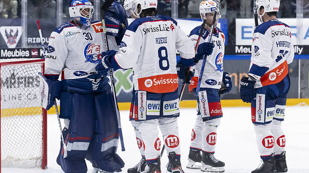Die Spieler des ZSC bejubeln den Sieg gegen Gottéron
