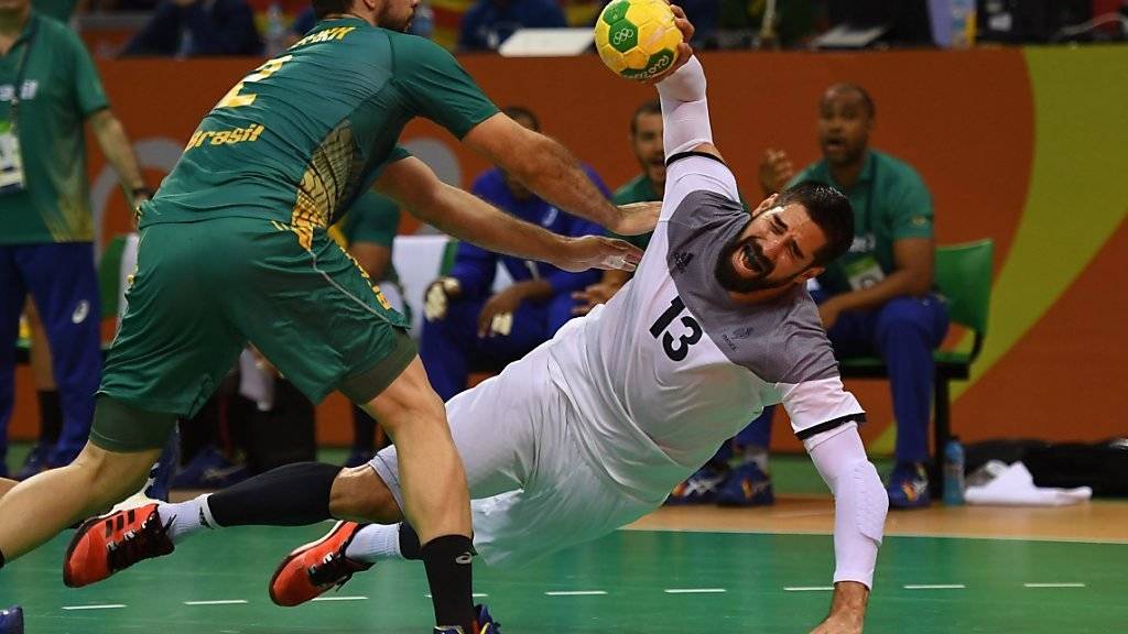 Frankreichs Nikola Karabatic setzt gegen Brasiliens Henrique Teixeira zu einem Torwurf an