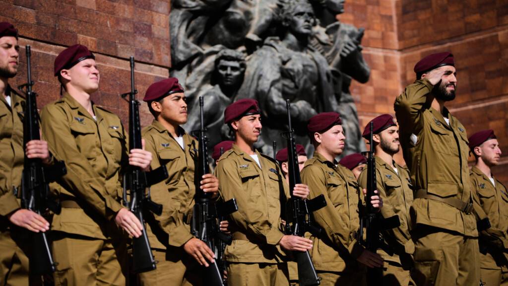 Israelische Soldaten proben für eine Zeremonie anlässlich des jährlichen Holocaust-Gedenktags in der Holocaust-Gedenkstätte Yad Vashem in Jerusalem. Foto: Ohad Zwigenberg/AP/dpa