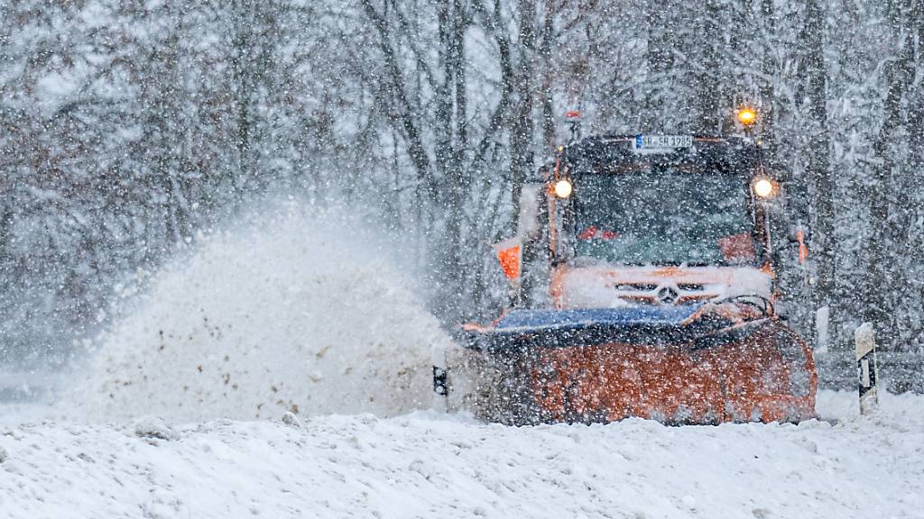 An einigen Orten  in der Schweiz hatten die Strassenunterhaltsdienste in der Nacht auf Montag viel zu tun. (Archivbild)