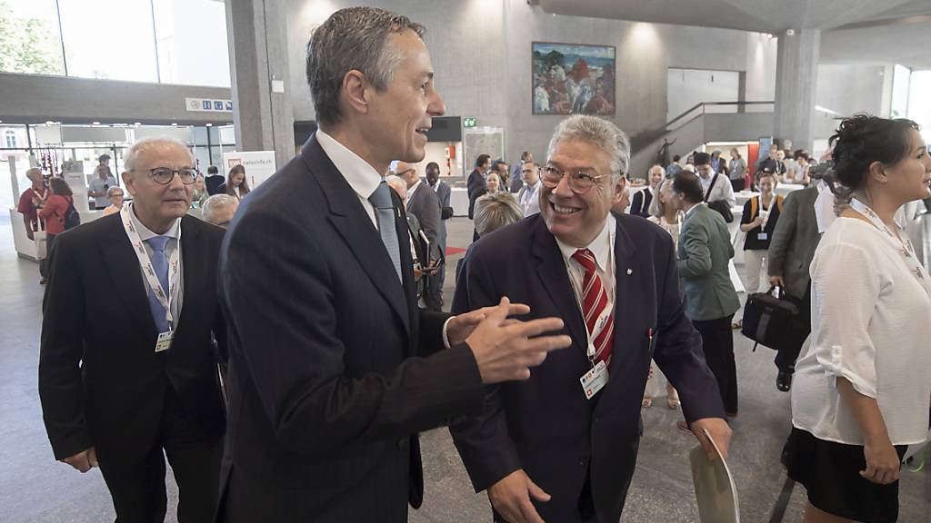 Filippo Lombardi, Präsident der Auslandschweizer Organisation (ASO), rechts, und Bundespräsident Ignazio Cassis nahmen am Samstag am ASO-Kongress in Lugano teil.