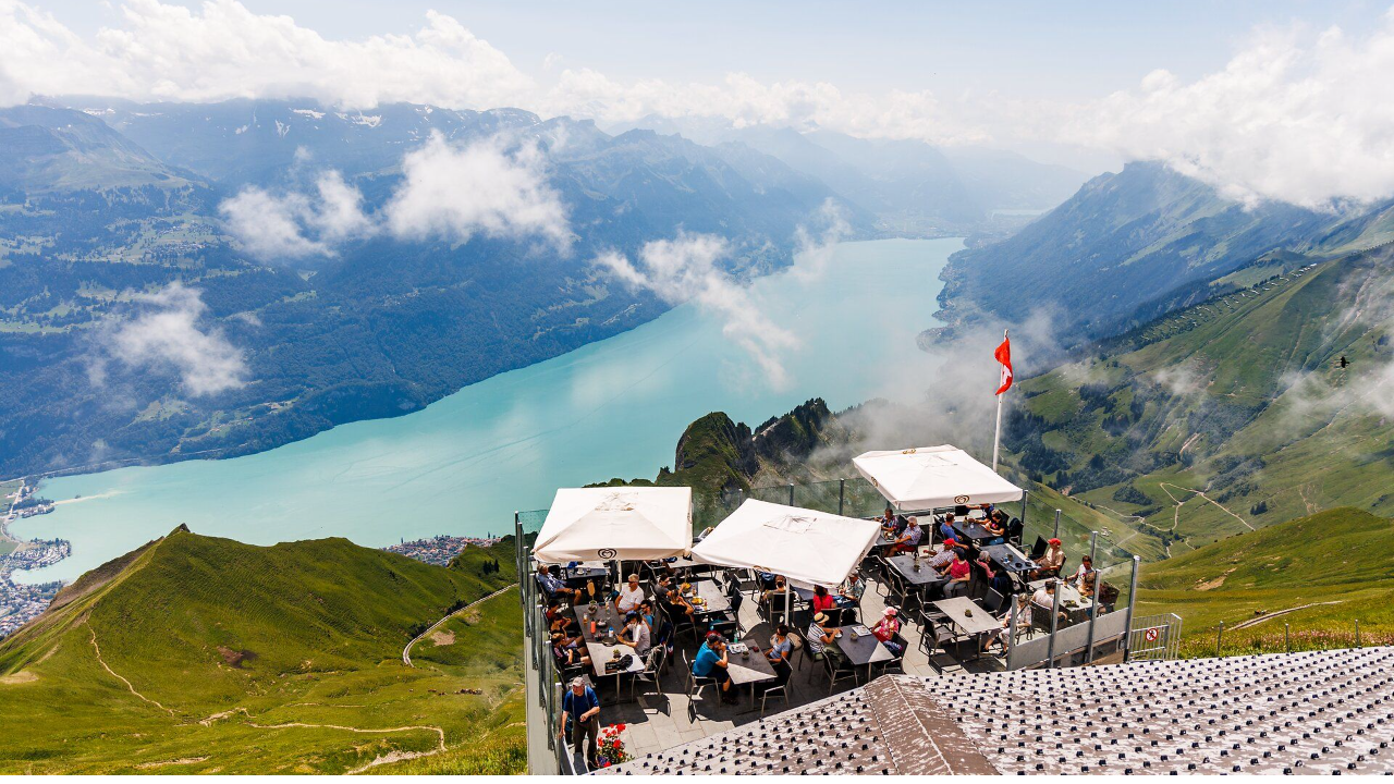 Wunderbare Aussicht vom Rothorn auf den Brienzersee.