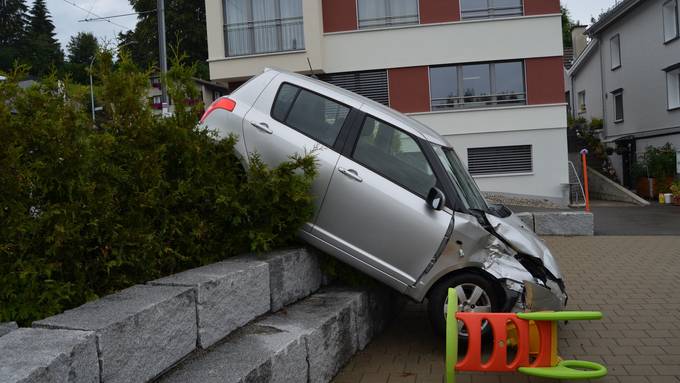 Autofahrt endet auf Sitzplatz