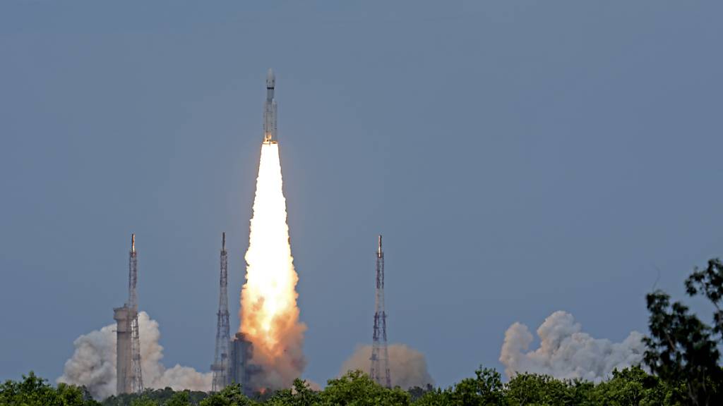 Das indische Raumschiff Chandrayaan-3, das Wort für «Mondfahrzeug» in Sanskrit, startet vom Satish Dhawan Space Centre. Foto: Aijaz Rahi/AP/dpa