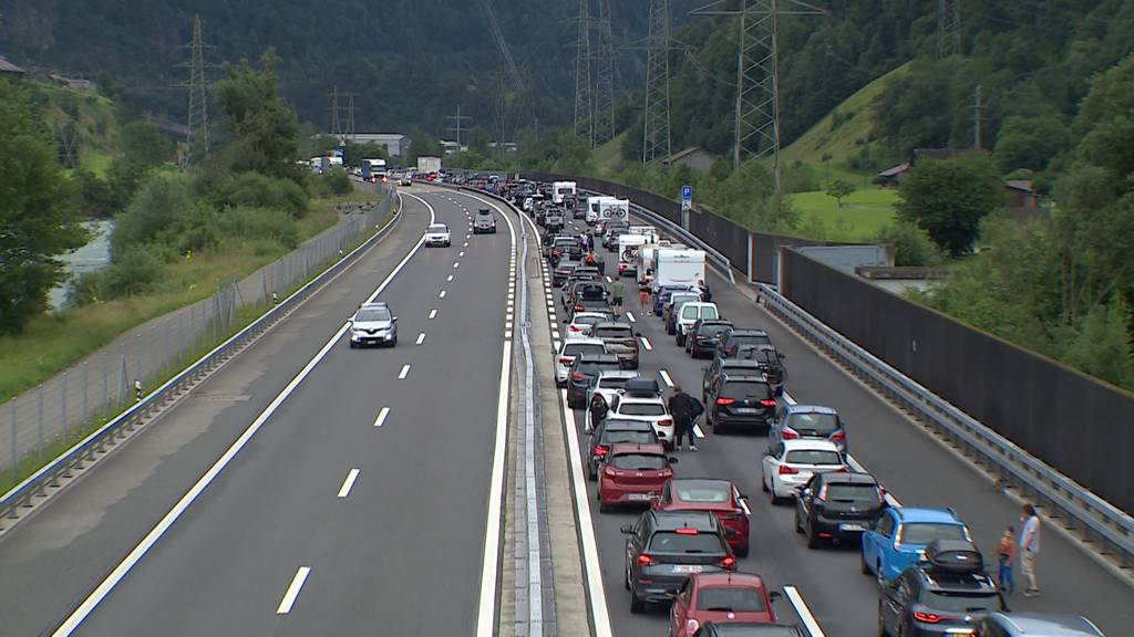 Stau vor dem Gotthard nimmt ab: 7 Kilometer Stau und ein Zeitverlust von über einer Stunde
