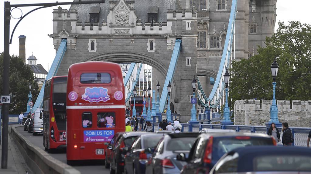 Fahrzeuge stehen auf der Zufahrtsstrasse der Tower Bridge im Stau, nachdem die Brücke geöffnet wurde.