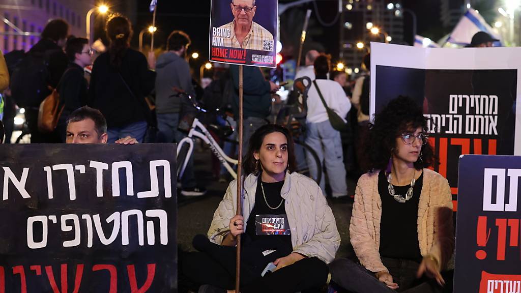 Israelis nehmen an einem Protest teil, nachdem das israelische Militär bekannt gegeben hat, dass drei Geiseln im Gazastreifen durch eigenen Beschuss getötet wurden. Foto: Ilia Yefimovich/dpa