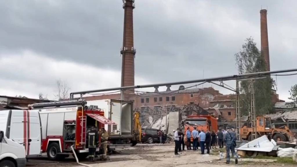 HANDOUT - Eine heftige Explosion in der Stadt Sergijew Possad nordöstlich von Moskau hat dieses Fabrikgeländer zerstört und Menschenleben gefordert. Foto: Uncredited/Russian Emergency Ministry Press Service/AP/dpa - ACHTUNG: Nur zur redaktionellen Verwendung und nur mit vollständiger Nennung des vorstehenden Credits