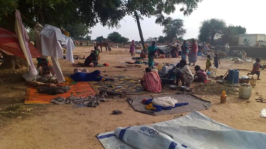 ARCHIV - Bewohner, die vor einer Welle gewalttätiger Angriffe vertrieben wurden, hocken auf Decken und in eilig errichteten Zelten in dem Dorf Masteri in West-Darfur. Foto: Mustafa Younes/dpa