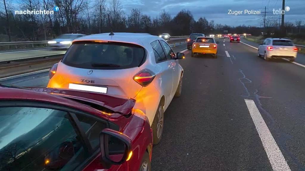 Unfall mit vier Autos in Morgenverkehr