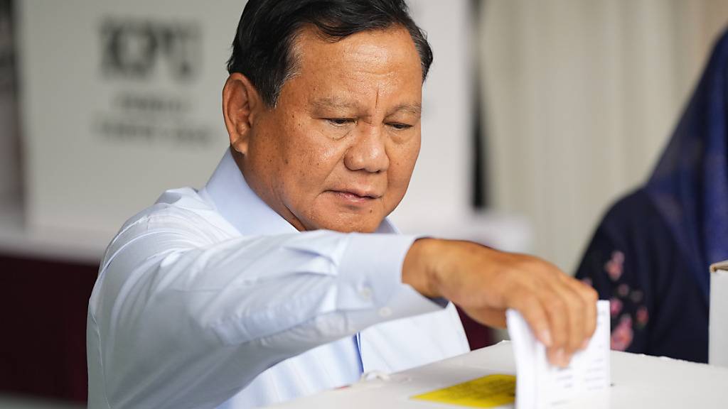 Der Präsidentschaftskandidat Prabowo Subianto liegt bei den Wahlein in Indonesien klar vorne. Foto: Vincent Thian/AP/dpa