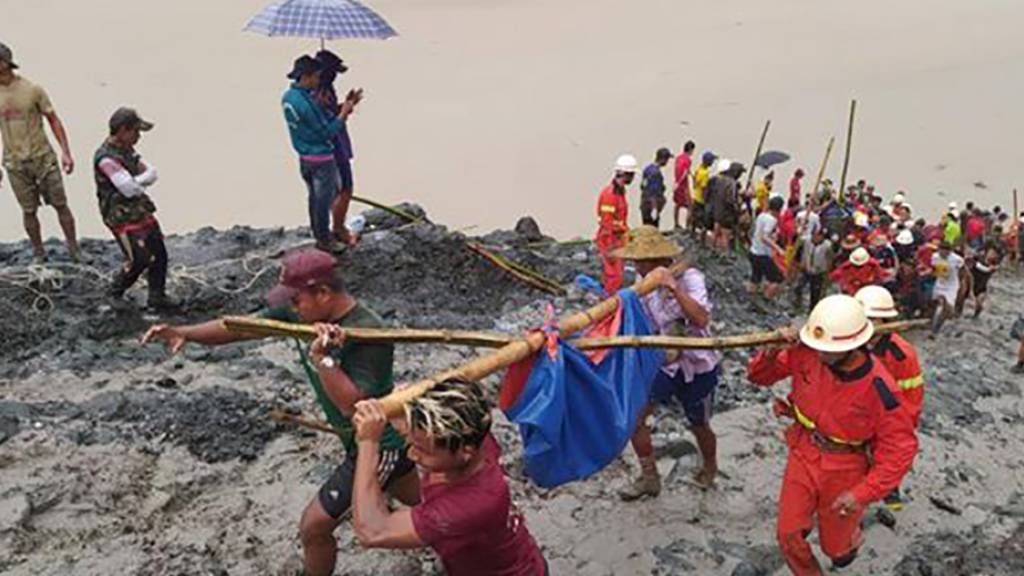HANDOUT - Rettungskräfte sind nach einem Erdrutsch in einem Jade-Bergwerk in Myanmar im Einsatz. Mindestens 110 Arbeiter sind daei gestorben. Foto: Feuerwehr Myanmar/dpa - ACHTUNG: Nur zur redaktionellen Verwendung im Zusammenhang mit der aktuellen Berichterstattung und nur mit vollständiger Nennung des vorstehenden Credits