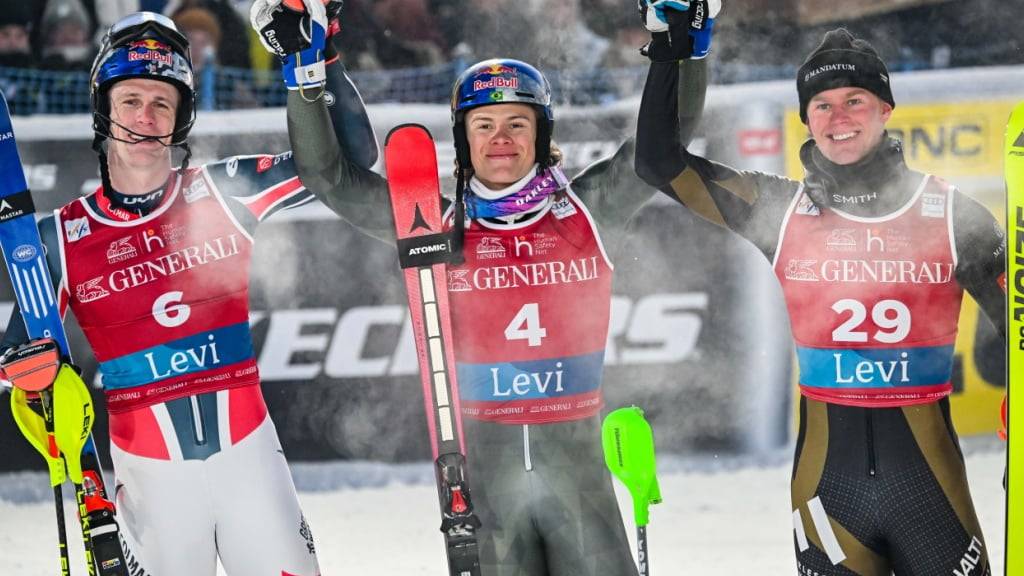 Lucas Pinheiro Braathen feiert den ersten Sieg für Brasilien vor dem Franzosen Clément Noël und dem überraschenden Finnen Eduard Hallberg