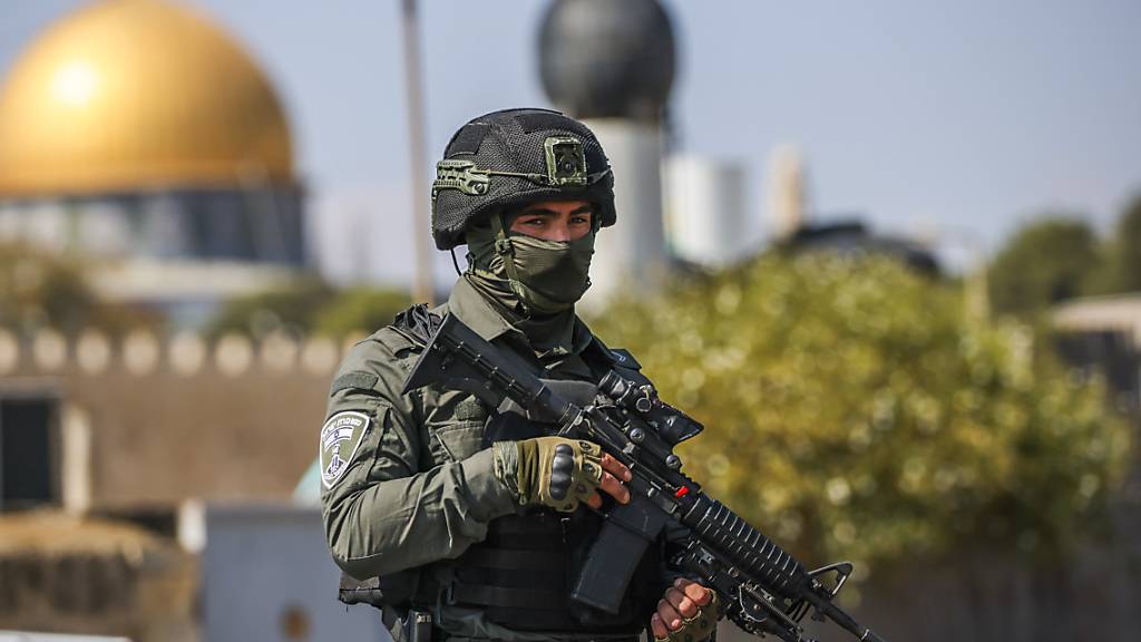 ARCHIV - Ein israelischer Soldat hält in der Nähe des Al-Aksa-Geländes Wache. Foto: Oren Ziv/dpa