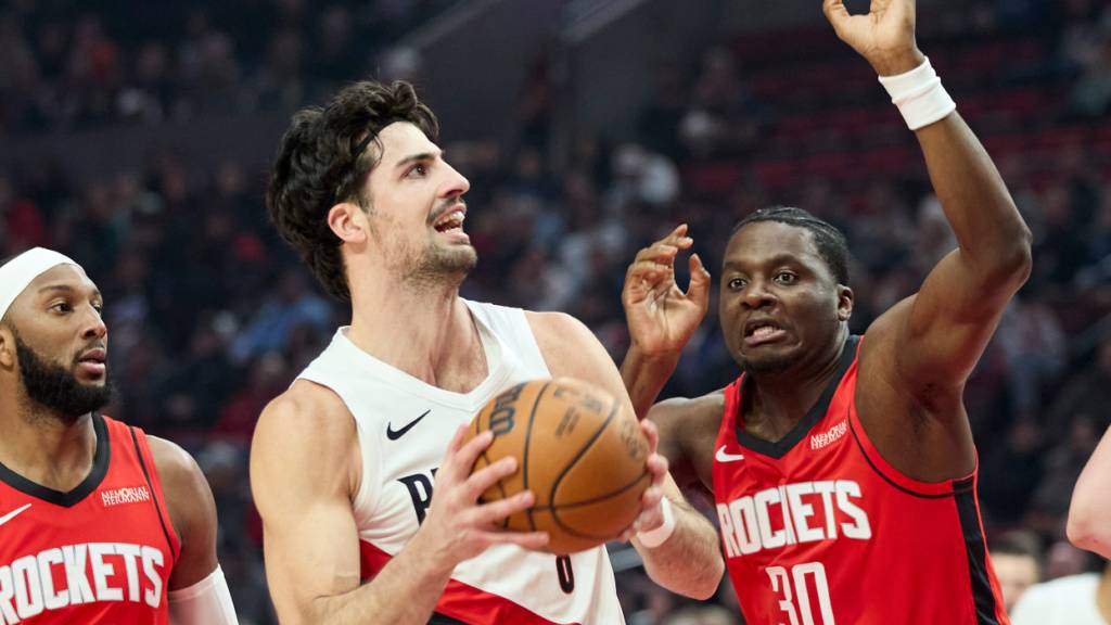Clint Capela (rechts) kann die Niederlage der Houston Rockets in Portland nicht verhindern