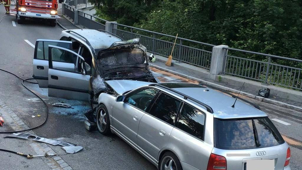 Ein Auto (links) fing nach der heftigen Kollision in Böttstein AG Feuer. Alle fünf Insassen konnten sich selbst befreien.