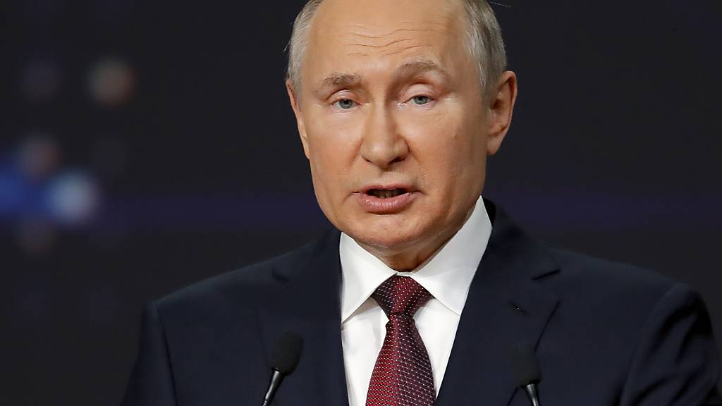 Mit seiner Unterschrift hat Wladimir Putin den Ausstieg aus dem Open-Skies-Abkommen besigelt. Foto: Dmitri Lovetsky/AP Pool/dpa