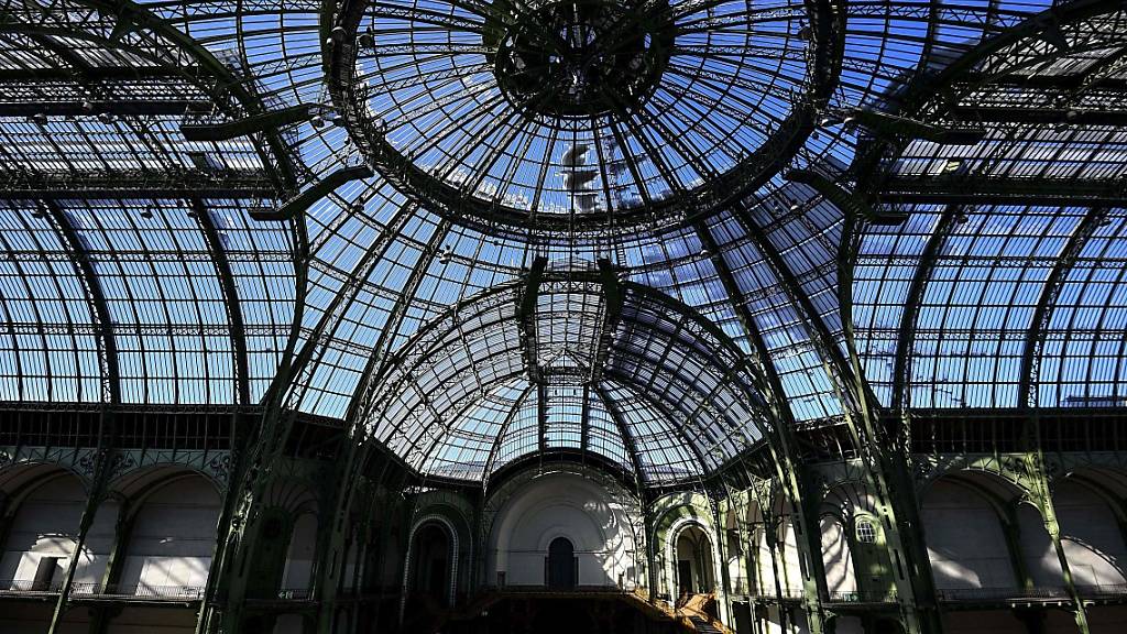 ARCHIV - Blick auf das Hauptschiff des Grand Palais. Die auf rund 466 Millionen Euro geschätzte Renovierung des Pariser Grand Palais beginnt. Foto: Christophe Archambault/AFP/dpa
