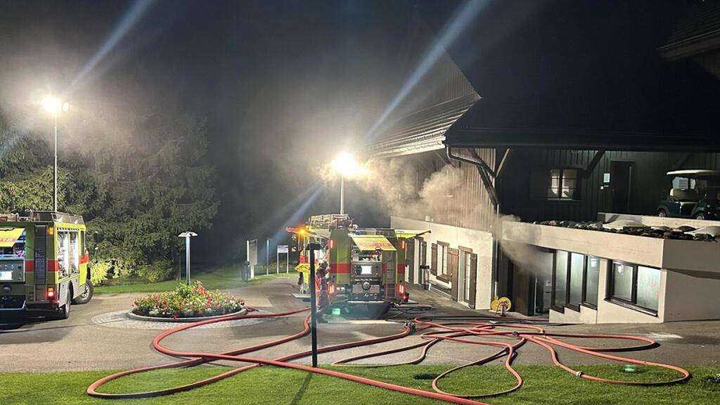 Im Golfclub Schönenberg gingen Golfwagen und Ausrüstungen in Flammen auf. Teilnehmende eines Kinder-Golf-Sommercamps schliefen dabei in den darüberliegenden Räumen. Sie blieben unverletzt.