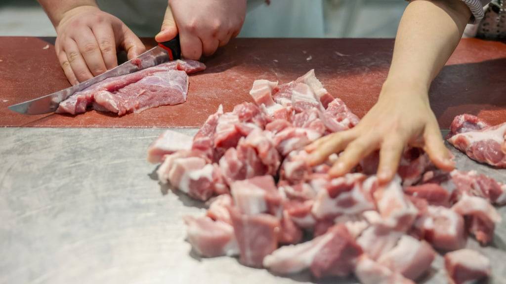 ARCHIV - Die Serie bedrohlicher Durchfallerkrankungen bei Kindern in Nordfrankreich hat sich ausgeweitet und das Fleisch von vier Metzgereien und zwei Supermärkten in Saint-Quentin darf vorsorglich nicht mehr konsumiert werden. Foto: Jan Woitas/dpa