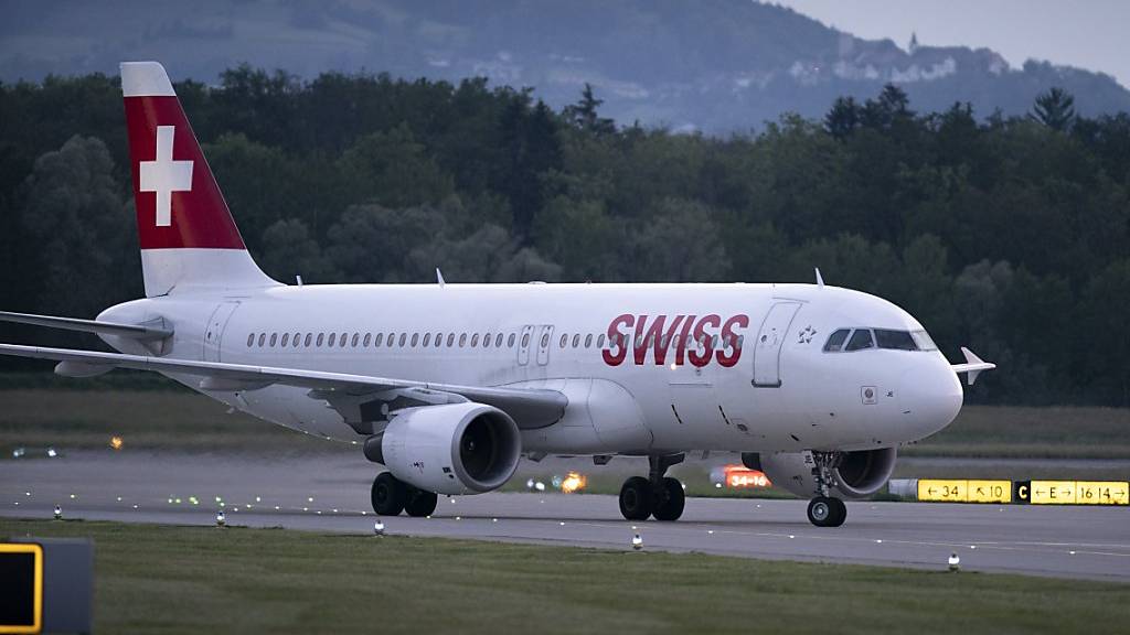 Wegen Blitzgefahr: Die Flieger blieben am Flughafen Zürich über eine Stunde am Boden.