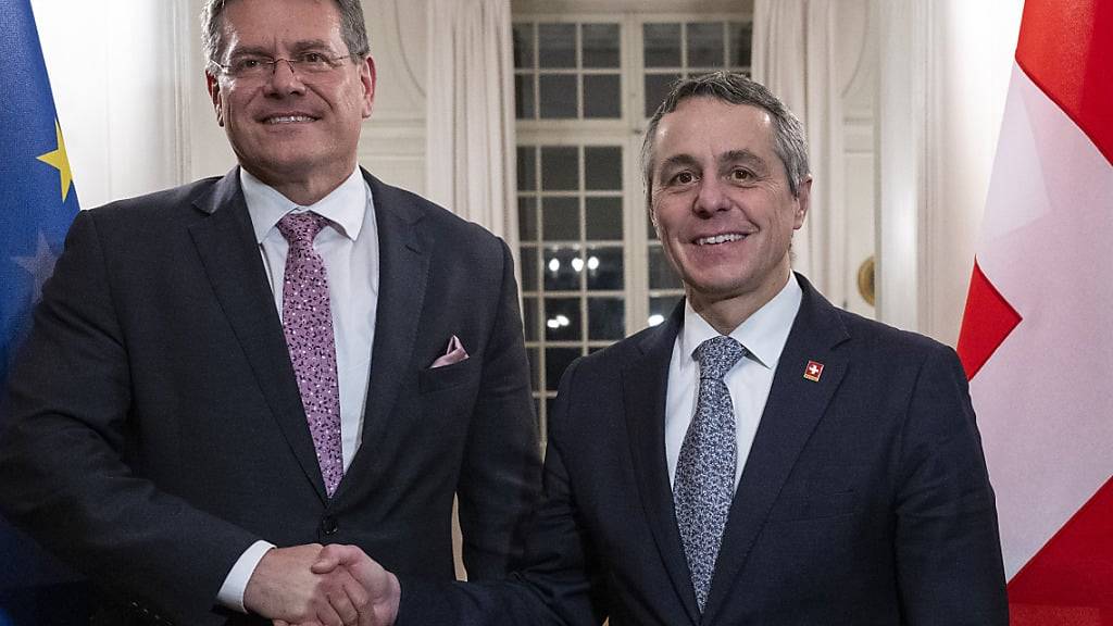 EU-Kommission Maros Sefcovic (links) erhält am Dienstag in Brüssel Besuch von Bundesrat Ignazio Cassis. Man wolle Bilanz ziehen und über einen Fahrplan reden, wie es nach den Wahlen in der Schweiz weitergehen soll, sagte der EU-Vizepräsident am Donnerstag in Brüssel. (Archivbild)