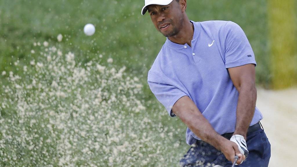Tiger Woods zeigt einen perfekt ausbalancierten Schlag aus dem Bunker