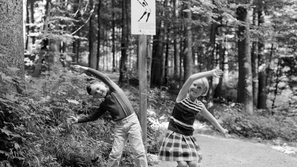 Vor 50 Jahren wurde in Zürich Fluntern der erste Vitaparcours  eröffnet. Zwei Kinder machen am 24. August 1968 Übungen im Vitaparcours beim Zoo Zürich.
