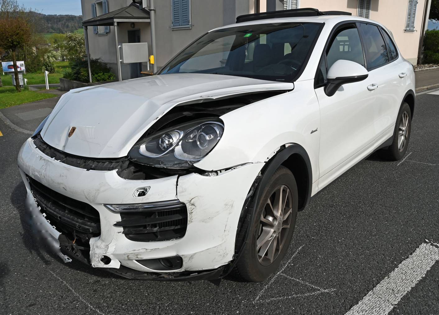 Beim Unfall mit dem Porsche entstand ein Sachschaden von ca. 35'000 Franken.