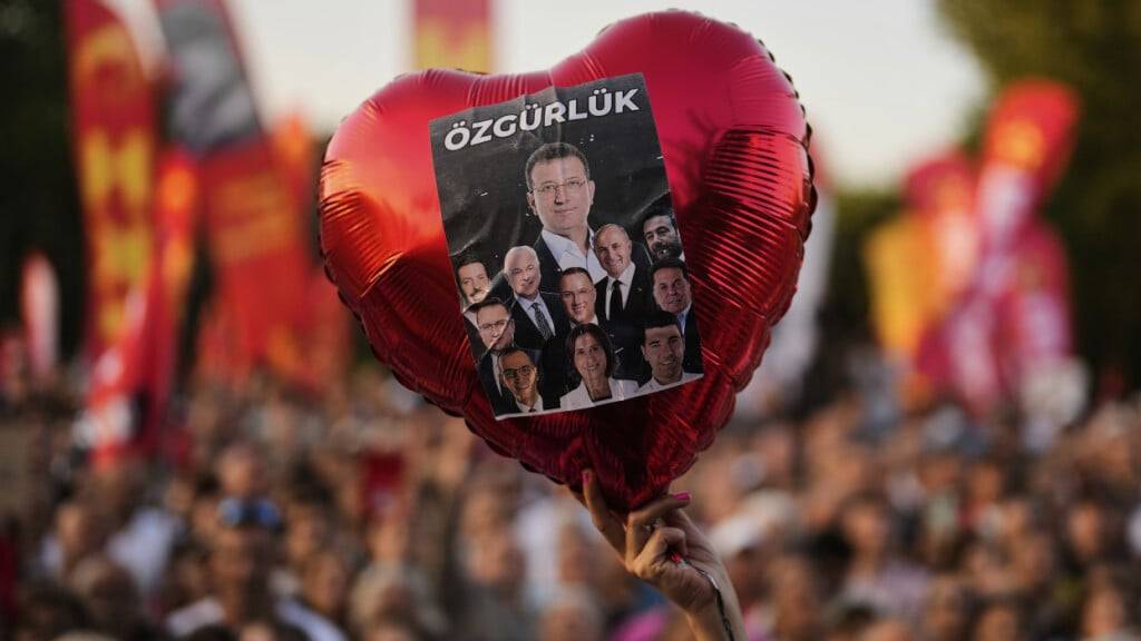 ARCHIV - Menschen nehmen an einem Protest teil, zu dem die oppositionelle Republikanische Volkspartei (CHP) aufgerufen hat, vor der Stadtverwaltung in Istanbul. Foto: Khalil Hamra/AP/dpa