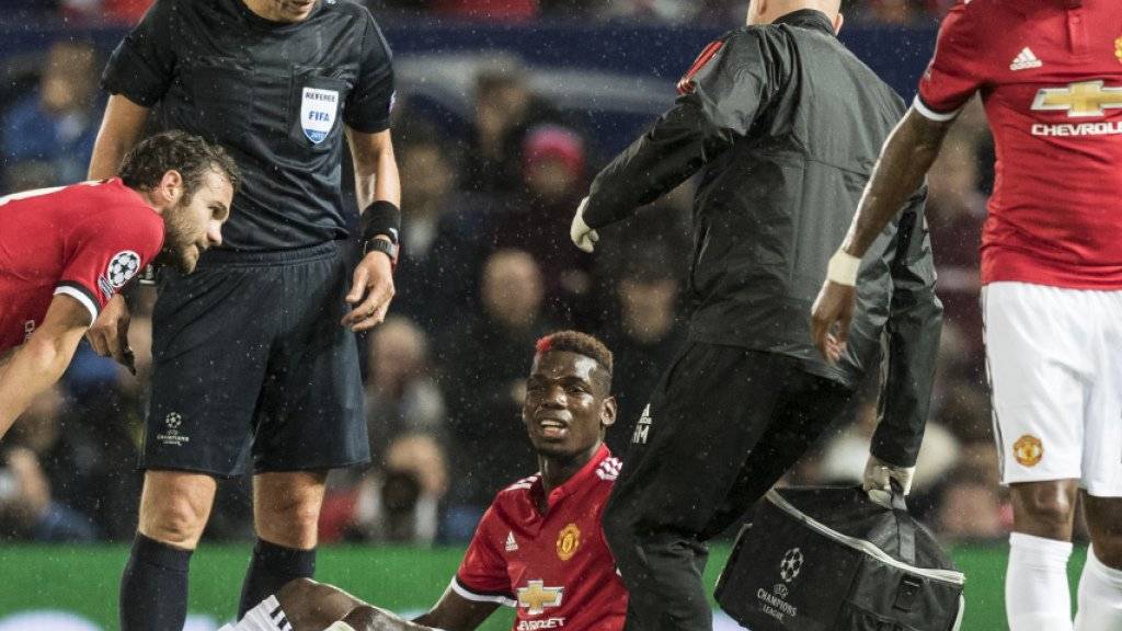 Paul Pogba sitzt verletzt am Boden und muss ausgewechselt werden