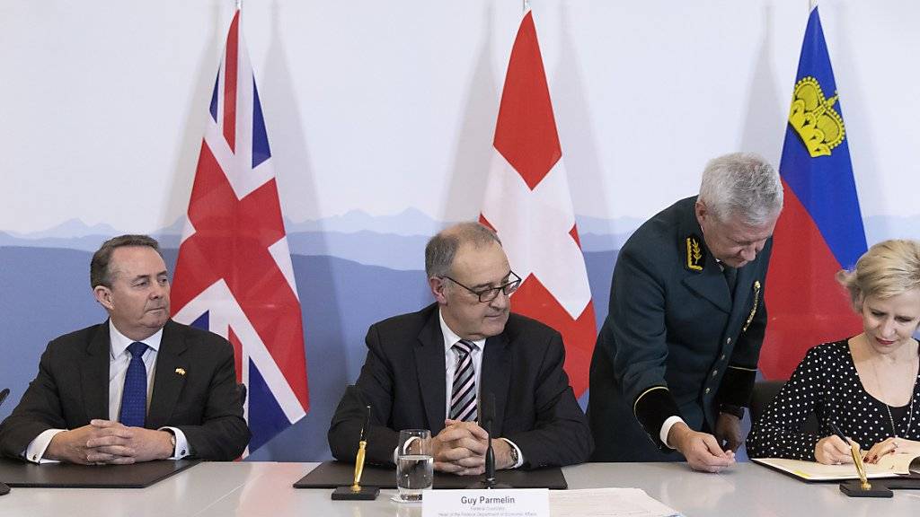 Grossbritannien, die Schweiz und Liechtenstein haben am Montag in Bern ein Handelsabkommen abgeschlossen. Unterzeichnet wurden die Verträge vom britischen Handelsminister Liam Fox, Bundesrat Guy Parmelin und der liechtensteinischen  Aussenministerin Aurelia Frick (v.l.n.r.).