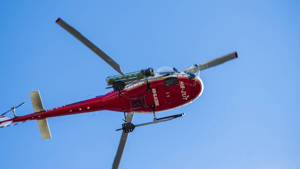 Im Einsatz standen auch zwei Helikopterteams der Air-Glaciers. Der von der Lawine verschüttete Mann verstarb vor Ort. (Symbolbild)