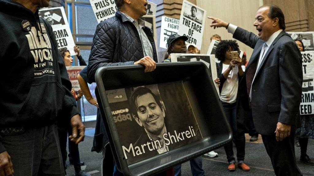 Demonstration gegen die ausbeuterische Preispolitik von Pharma-Manager Martin Shkreli. Anscheinend hat der Mann gut verdient: Jetzt ersteigerte er sich eine CD für zwei Millionen Dollar (Archiv).