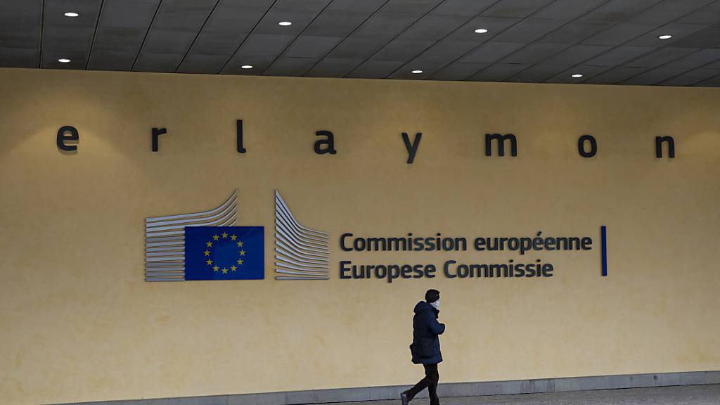 ARCHIV - Eine Passantin geht vor dem Schriftzug am Berlaymont-Gebäude entlang, dem Sitz der Europäischen Kommission. (Archivbild) Foto: Aaron Chown/PA Wire/dpa