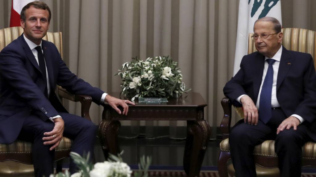 Beirut: Der französische Präsident Emmanuel Macron (l) im Gespräch mit seinem libanesischen Amtskollegen Michel Aoun. Foto: Gonzalo Fuentes/Pool Reuters/AP/dpa