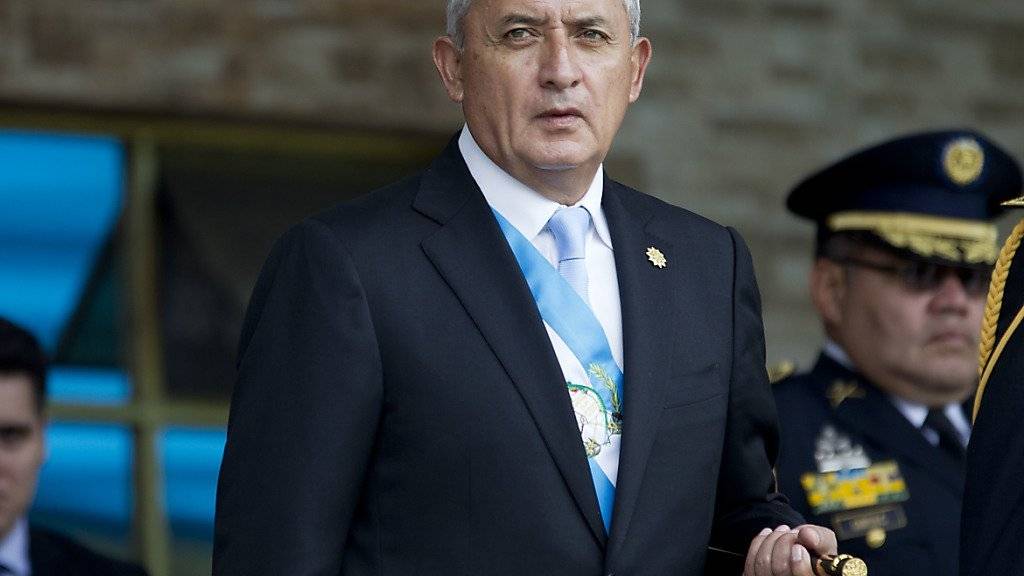 Guatemalas Präsident Otto Perez Molina bei einem Auftritt im Juni: Die Ermittlungen gegen den Staatschefs wegen des Verdachts auf illegaler Bereicherung müssen gestoppt werden. Das Parlament bestätigte Perez' Immunität. (Archivbild)