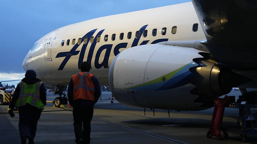 An einer fast neuen Boeing-Maschine von Alaska Airlines brach Anfang Januar ein Rumpfteil im Steigflug heraus. (Symbolbild)