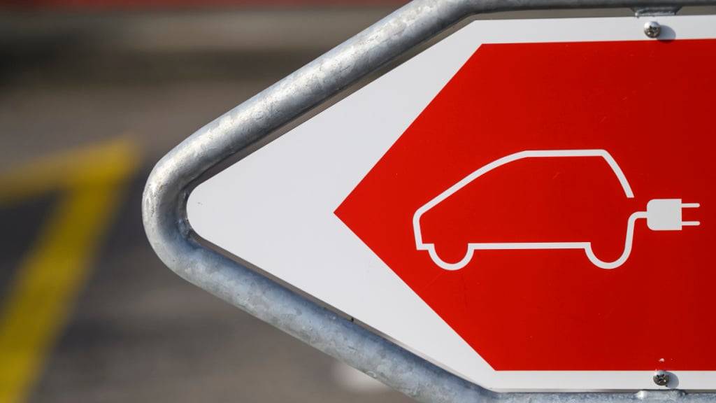 Der Umstieg auf E-Mobilität nimmt in Europa laut einer Auswertung immer mehr Fahrt auf. (Archivbild)