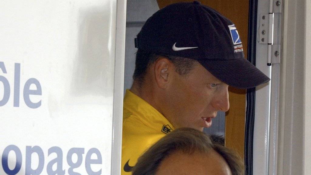 Lance Armstrong (im Hintergrund) kommentiert die Tour de France aus Texas und erhält duchaus Aufmerksamkeit