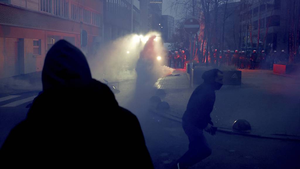 dpatopbilder - In Brüssel ist es zu Auseinandersetzungen zwischen Demonstranten und der Polizei gekommen. Foto: Olivier Matthys/AP/dpa