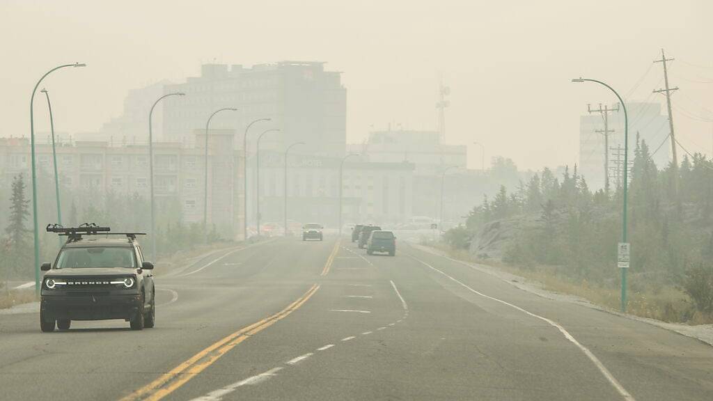 Starker Rauch von nahe gelegenen Waldbränden füllt den Himmel in Yellowknife. Foto: Angela Gzowski/Canadian Press via ZUMA Press/dpa