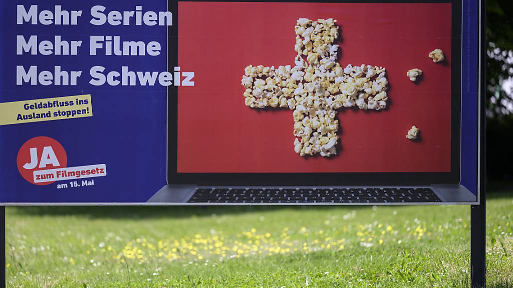 Ein Plakat des Ja-Komitees zum Filmgesetz vom Mai 2022. Der Bundesrat hat nun die Ausnahmen von der Investitionspflicht ins Schweizer Filmschaffen geregelt. (Archivbild)