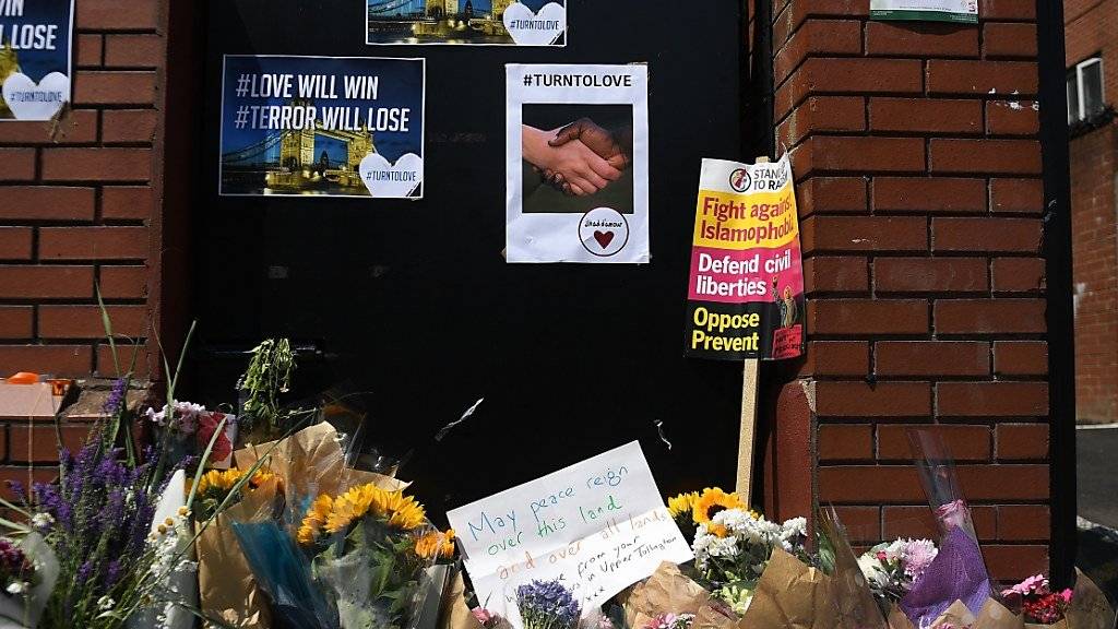 Blumen für die Opfer der Attacke auf eine Gruppe Muslime in London - der mutmassliche Täter steht nun vor Gericht. (Archiv)