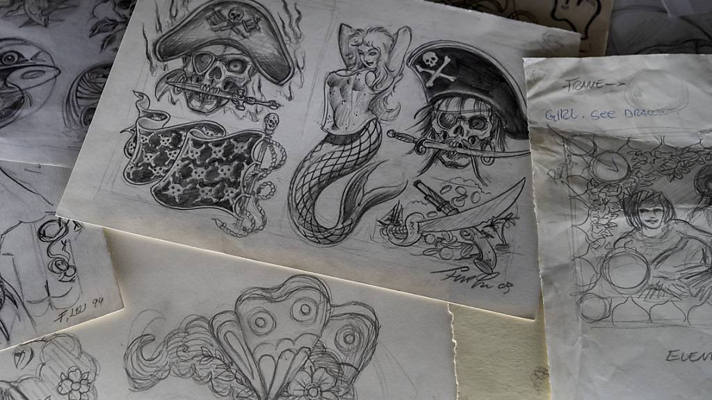 Auf einem grossen Vitrinen-Tisch im Museum Tinguely sind auch Tattoo-Skizzen der Familie Leu zu sehen.