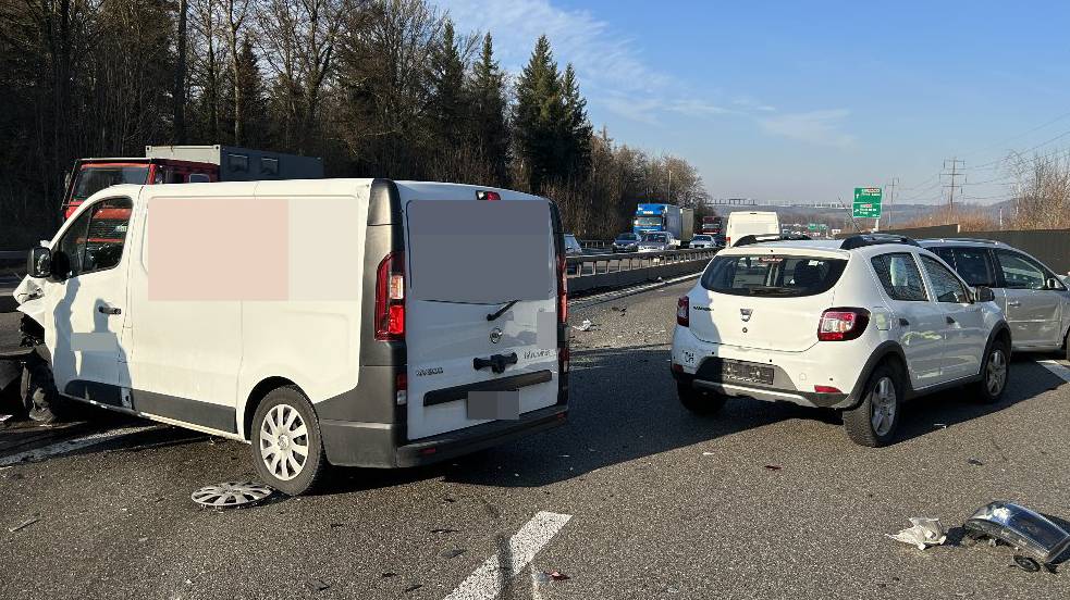 Auffahrkollision auf der A1: Lieferwagen kracht in Kolonne – mehrere Verletzte