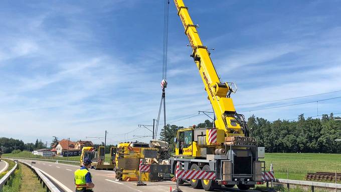 LKW kippt – Autobahn zeitweise gesperrt