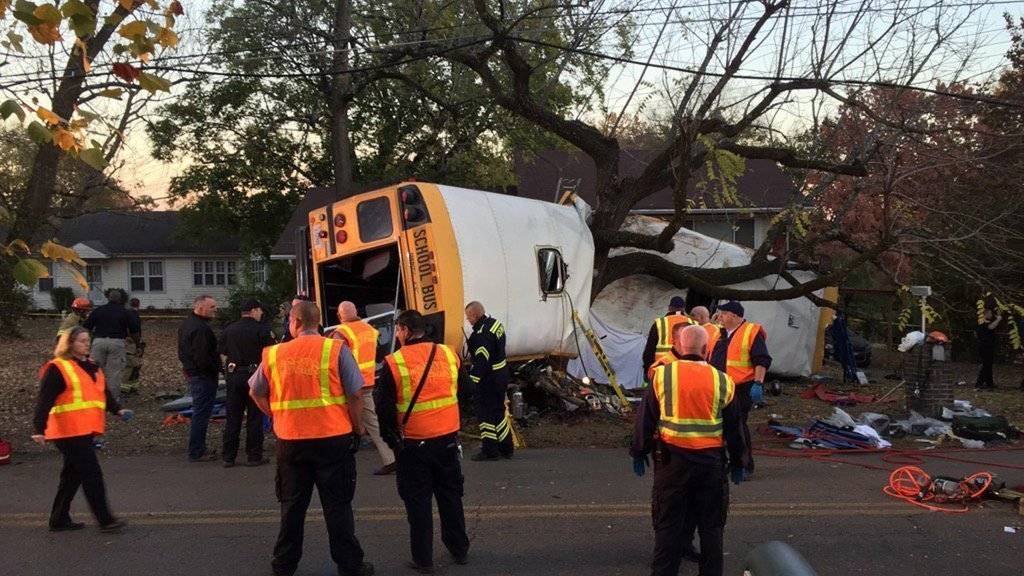 Rettungskräfte am Ort des schweren Schulbus-Unfalls. Der Fahrer des Busses wurde unterdessen festgenommen.