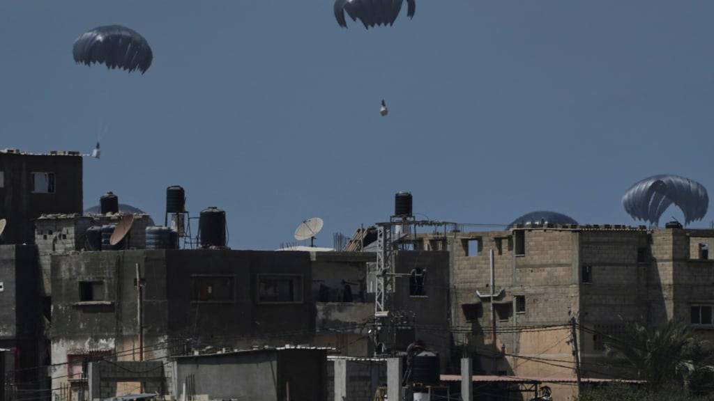 Humanitäre Hilfe wird über dem zentralen Gazastreifen für die Palästinenser abgeworfen. Den dritten Tag in Folge sind nach israelischen Angaben Hilfsgüter aus der Luft über dem Gazastreifen abgeworfen worden. Foto: Abdel Kareem Hana/AP/dpa